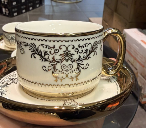 Tasse porcelaine baroque dorée